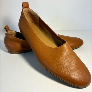 Elegant Tan Leather ‘The Day Glove’ Flats